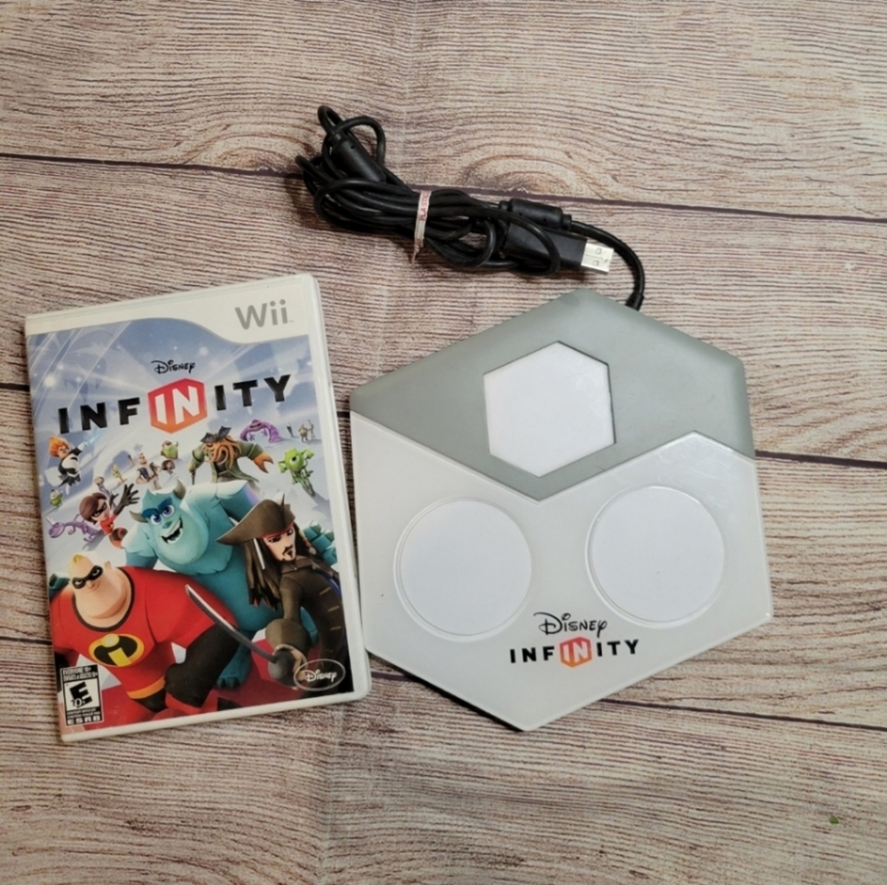 Nintendo wii Disney Infinity game and gaming pad